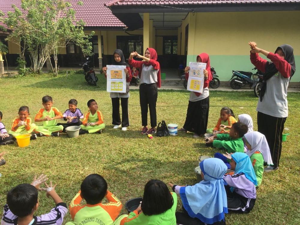 Ajak Siswa SD Hidup Bersih, Mahasiswa Kukerta Unri Sosialisasikan CTPS