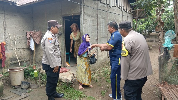 Polsek Kuantan Hilir Salurkan Bantuan Sembako Dalam Kegiatan Jum’at Barokah