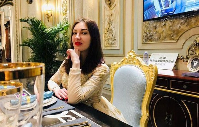 Kabur dan Diduga Terinfeksi Virus Corona, Wanita Cantik Ini Dicari-cari Polisi