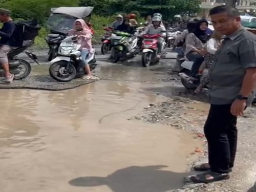 Bupati Kampar  Tinjau kondisi jalan yang rusak di Tarai Bangun
