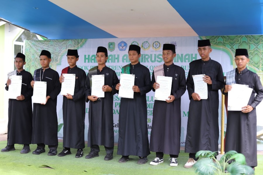 Pesantren Babus Sa’adah Lepas Santri Angkatan VI, PKBM Dewan Dakwah Luluskan Angkatan Pertama