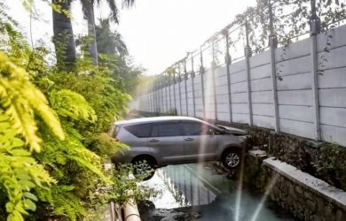 Heboh! Gara-gara Sopir Ngantuk, Mobil Nyangkut di Parit, Ini Fotonya
