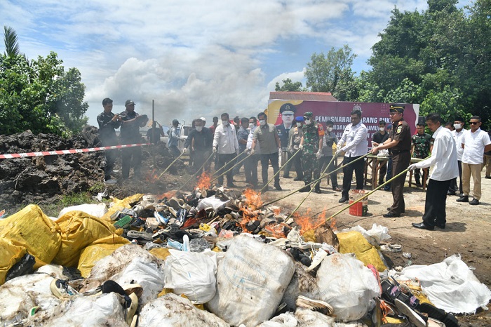 Kejari Bengkalis Musnahkan Ribuan Pasang Sepatu dan Tas Bekas