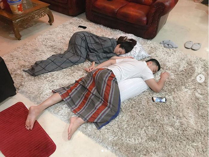Sama-sama Pakai Sarung, Pengantin Baru Ini Pamer Foto Tidur Berdua, Bikin Netizen Geleng Kepala