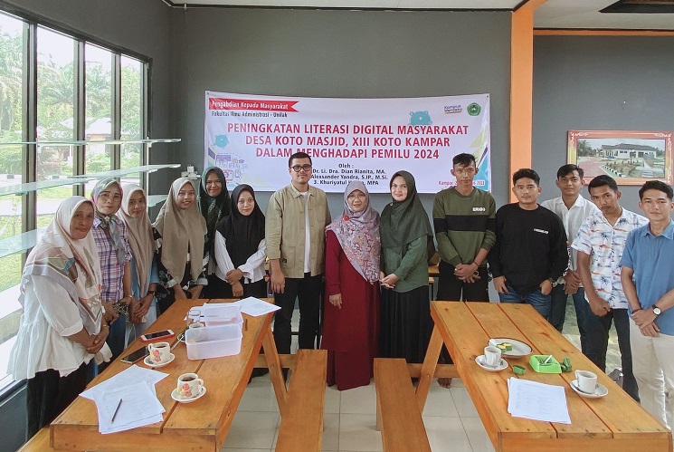 FIA Unilak Gelar PKM Peningkatan Literasi Digital Warga Jelang Pemilu di Kampung Patin