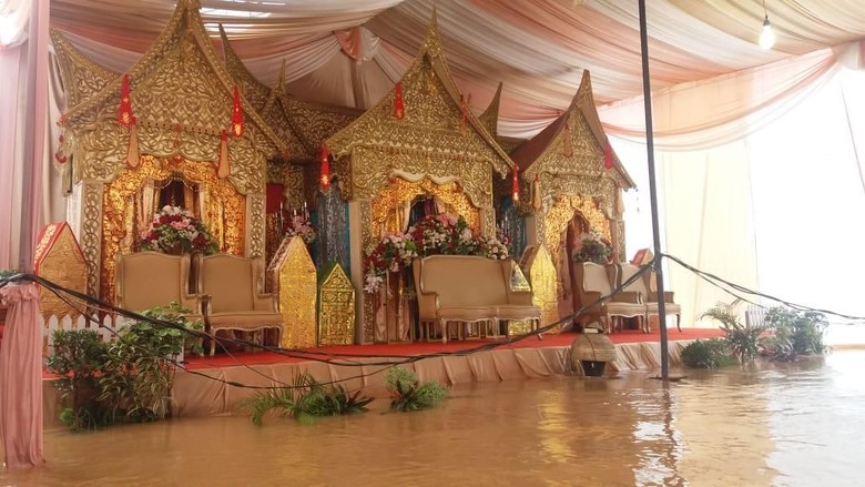 Pelaminan Direndam Banjir, Pernikahan Ari dan Tania Tetap Bahagia, Tapi Tamu Dijemput Perahu Karet