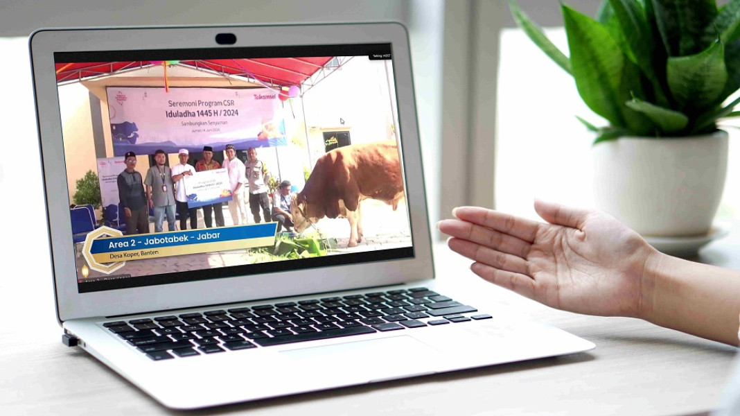 Telkomsel Sambung Senyuman di Momen Iduladha 1445 H, Bagikan 43.000 Kantong Daging Kurban