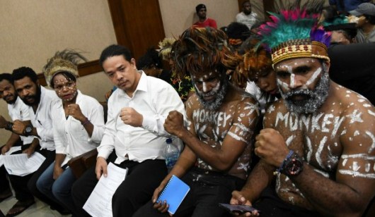 Gunakan Topi  Adat Papua Dipersidangan, Pengibar Bendera Bintang Kejora saat Demo di Istana Didakwa Makar