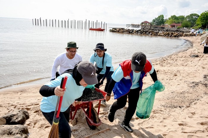 2,3 Ton Sampah Diangkut Dari Pantai Marina Dumai
