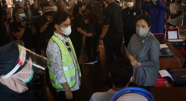 Mbak Puan Didampingi Gibran Pantau Vaksinasi COVID-19, ''Kita  Punya Masalah Besar, Nggak Mungkin Menyelesaikannya Sendiri...''