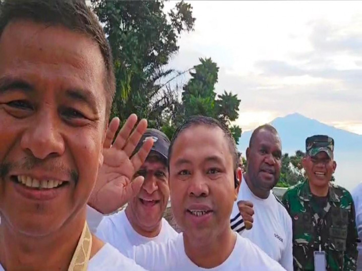 Hari Ke 7 Kegiatan Retreat Bupati Kampar di Akmil Magelang Mendaki Ke Puncak Gunung Tidar