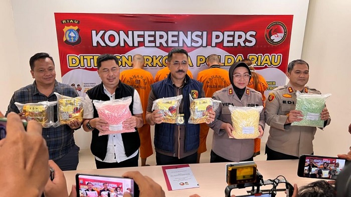 Lagi, Polda Riau Kembali Gagalkan Pengiriman 10 Kg Sabu dan 30.000 Pil Ekstasi