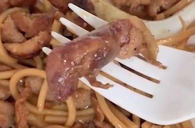Ih Menjijikkan! Lagi Asyik Makan Ayam Teriyaki, Wanita Ini Kaget Temukan Bayi Tikus di Makanannya