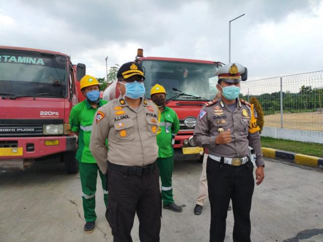 Lantas Rohil Kawal Distribusi Sembako dan BBM Ditengah Pandemi Covid-19
