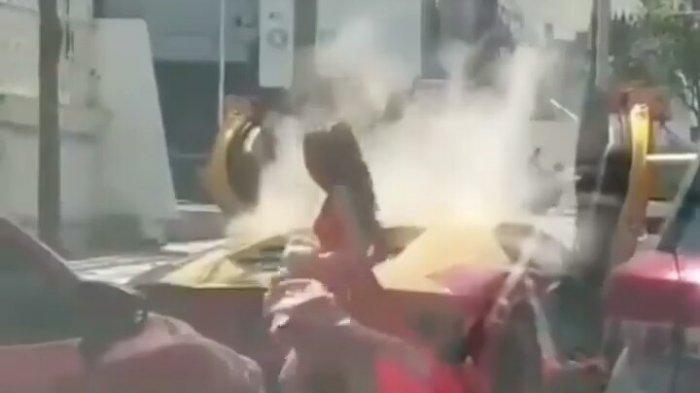 Mengeluarkan Asap Tebal, Dua Wanita di Surabaya Lompat Dari Lamborghini Aventador