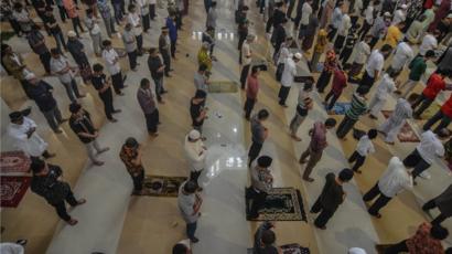 Tetap Laksanakan Salat Berjamaah di Masjid, 10 Warga Tertular Virus Corona