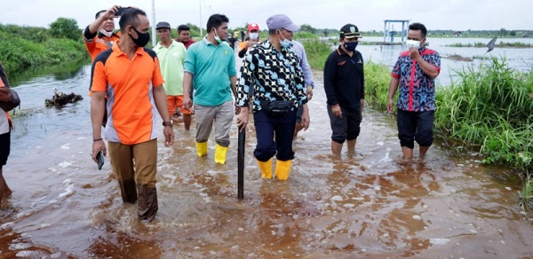 Pemkab Siak Salurkan 100 Paket Sembako Untuk Korban Banjir di  Teluk Lanus