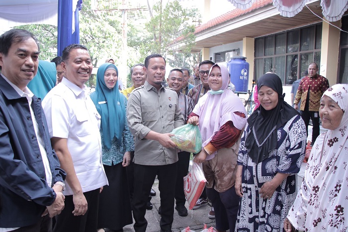 Wali Kota Pekanbaru  Salurkan Bantuan Pangan untuk 400 KK Warga di Wilayah  Rentan Rawan Pangan