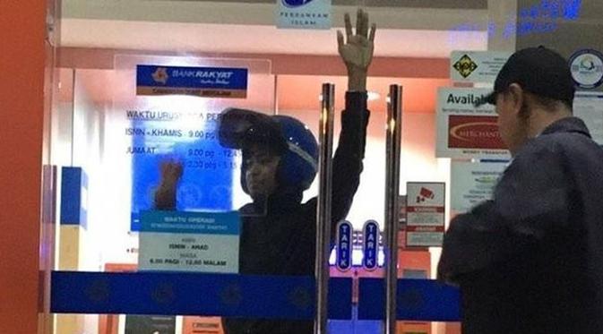 Konyol! Gara-gara Ambil Uang Tengah Malam, Pria Ini Terkunci dan Nyaris Menginap di Dalam ATM