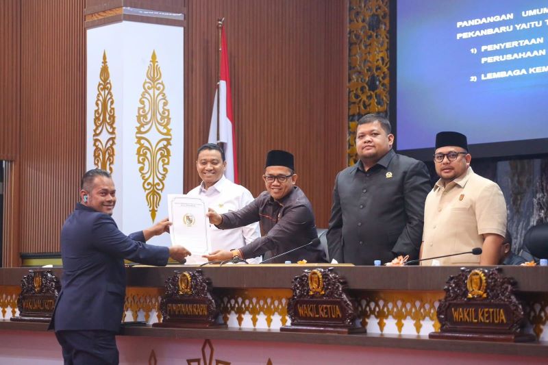 Wawako Hadiri Paripurna DPRD Terkait Ranperda Penyertaan Modal Pada BPR Pekanbaru dan LKK