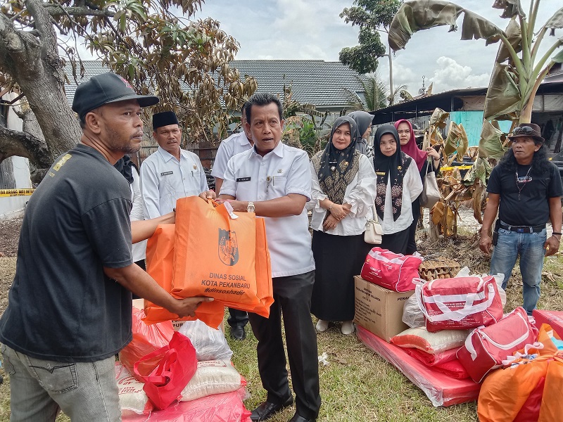 Dinas Sosial Serahkan Bantuan Korban Kebakaran di Senapelan