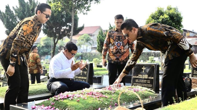 Sandi Umrah, Prabowo Ziarah ke Makam Orang Tuanya dan Hadiri Pameran Seni Foto Kucing