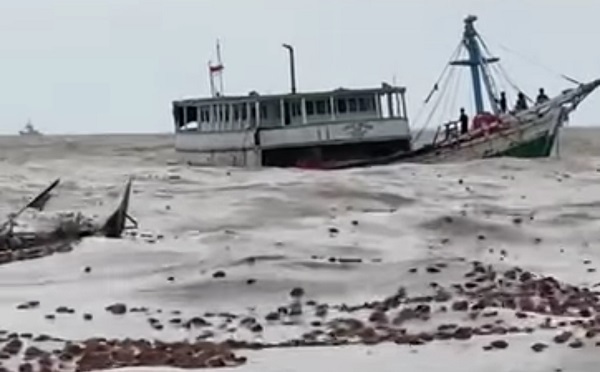 Cuaca Buruk, Kapal Motor Pengangkut 300 Ton Kelapa Tenggelam di Selat Teluk Kijing