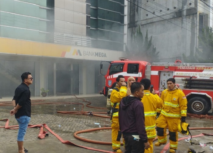 Kebakaran Hanguskan Lantai Dasar Gedung Bank Mega di Duri