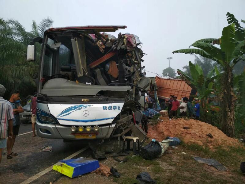 BREAKING NEWS... Hantam Truk Fuso,  Bus RAPI Remuk , di Lintas Timur Bandar Sikijang, 2 Orang Dilaporkan  Tewas 