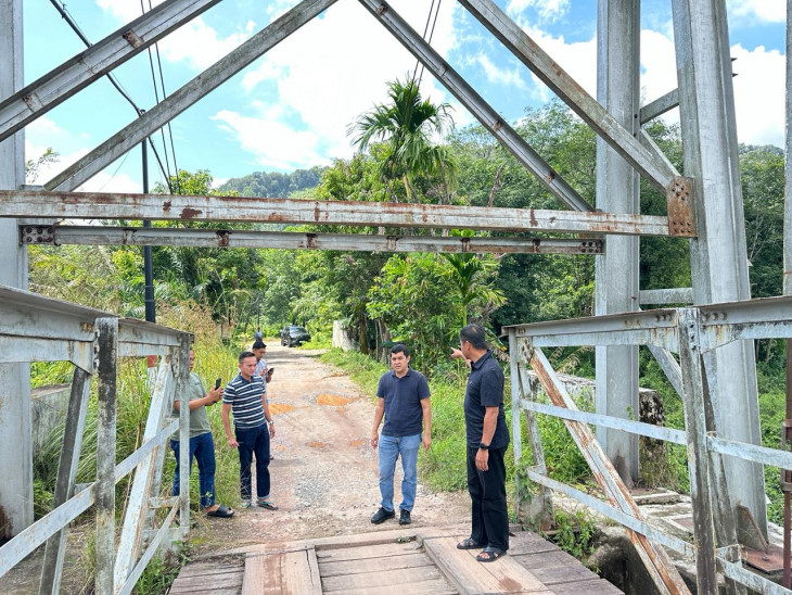 Bupati Kampar Tinjau Jembatan Penghubung Desa Tanjung Belit– Balung, Siapkan Usulan Pembangunan Melalui APBN