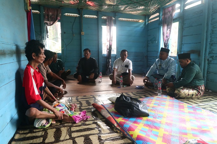 Syamsurizal Serahkan Bantuan untuk Lansia dan Disabilitas di Empat Kampung