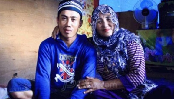 MOHON DOA & RESTU...Pemuda Ini 'Sukses' Nikahi Nenek 58 Tahun, Kepala KUA-nya Bilang Begini