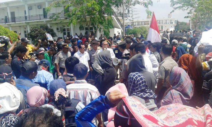 Ratusan Anggota FSPPP Gelar Aksi Demo di Kantor Disnaker Rohil