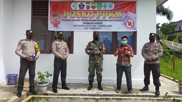 Polsek Rambah Samo Bersama Pemdes Marga Mulya Berikan Bantuan Kepada Warga Terpapar Covid-19