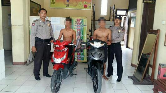 Mengendap-endap, Dua Pemuda Ini Ditangkap Warga Dorong Motor Curian di Sutomo, Siak