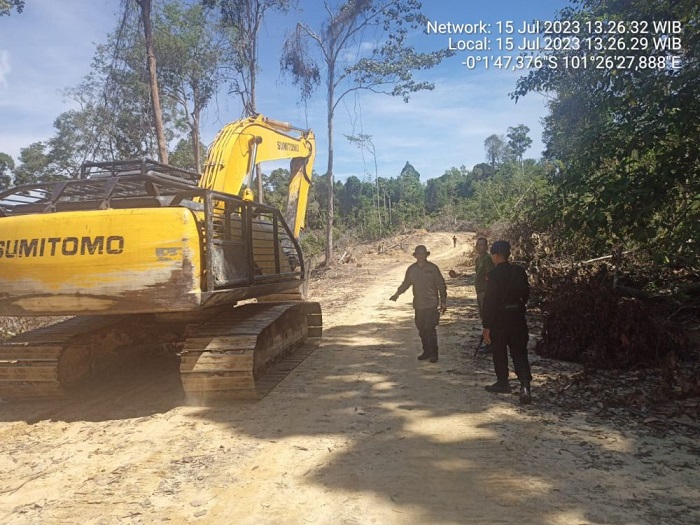 Polhut Riau Amankan Tiga Operator Alat Berat Perambah Kawasan Hutan Gunung Sahilan