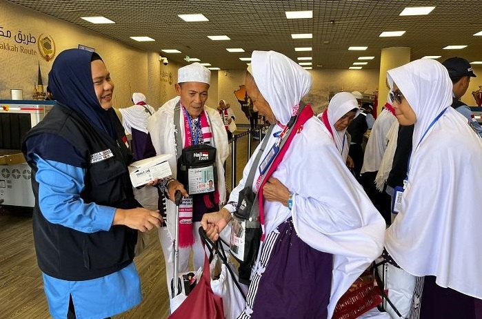 Cegah Dehidrasi Jemaah Haji Diberi Oralit Saat Tiba di Bandara Madinah