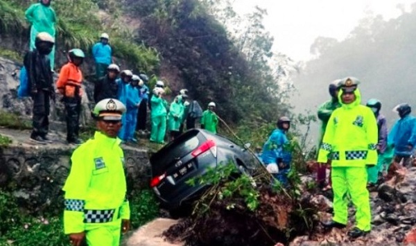 Longsor, Ruas Jalan Solok- Kota Padang Putus, Ratusan Kendaraan Terjebak