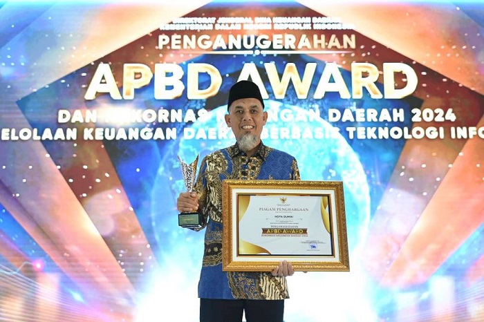 Kota dengan Realisasi Peningkatan PAD Tertinggi, Wako H Paisal Terima Anugerah APBD Award 2024 dari Kemendagri RI