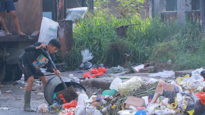 DLHK Bersihkan Sampah di Jalan Teratai Pasar Kodim