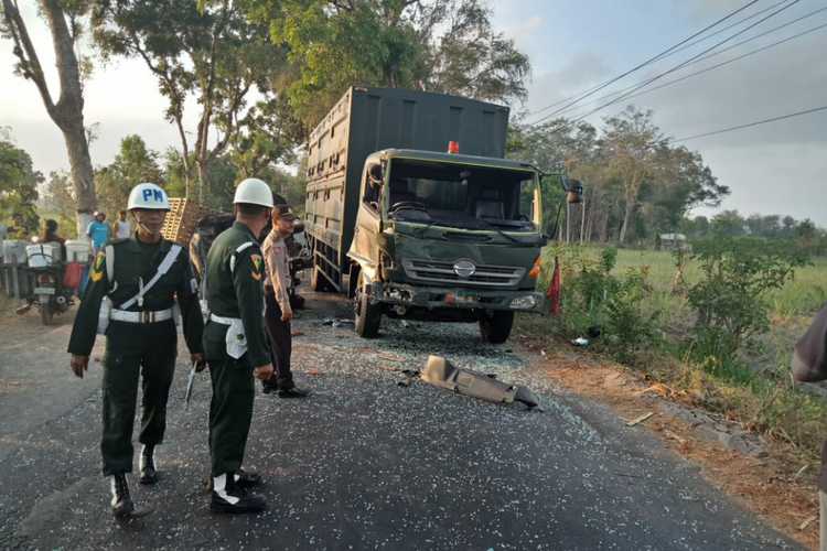 BRAKKK...Truk Pindad Tabrakan dengan Pikap Pengangkut Bebek, 1 Tewas, 2 Luka 