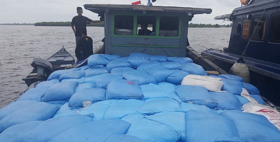Lanal Dumai Amankan  KM Teluk Raja Sejahtera Jaya Bermuatan 23,95 Ton Garam Impor di Selat Bengkalis