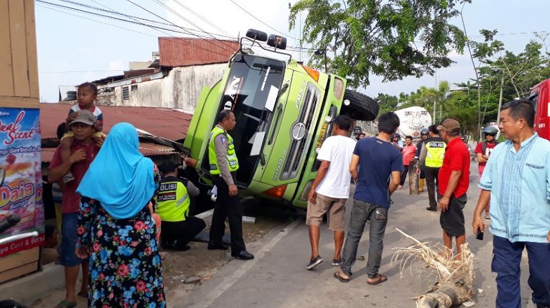 BRAKKK...Hilang Kendali, Truk CPO Jalan Mundur Tabrak Median dan Rumah Warga di  Simpang Telkom Duri 