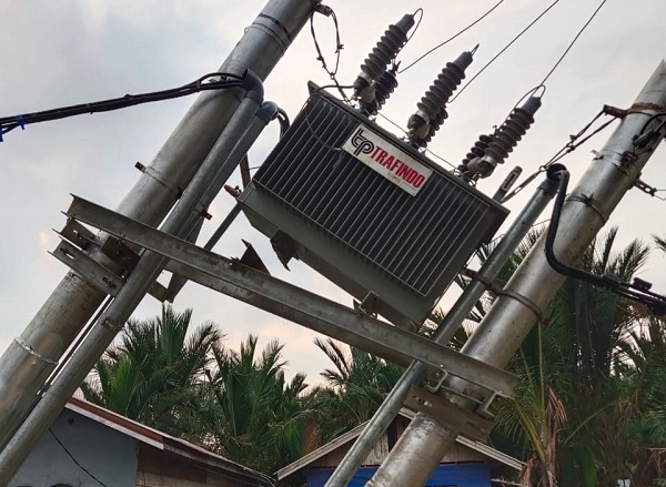 Ponton Tabrak Kabel, 2 Travo dan 5 Tiang Listrik di Desa Tanjung Simpang Tumbang